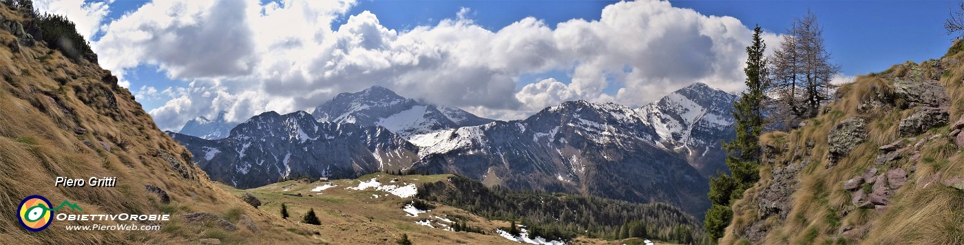 40 Vista panoramica sugli estesi pratoni di Monte Campo salendo sul sent. 217 al Laghetto di Pietra Quadra.jpg